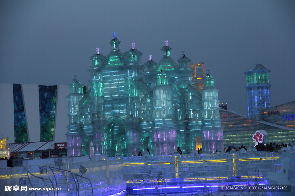 梦幻灯光下的璀璨城堡