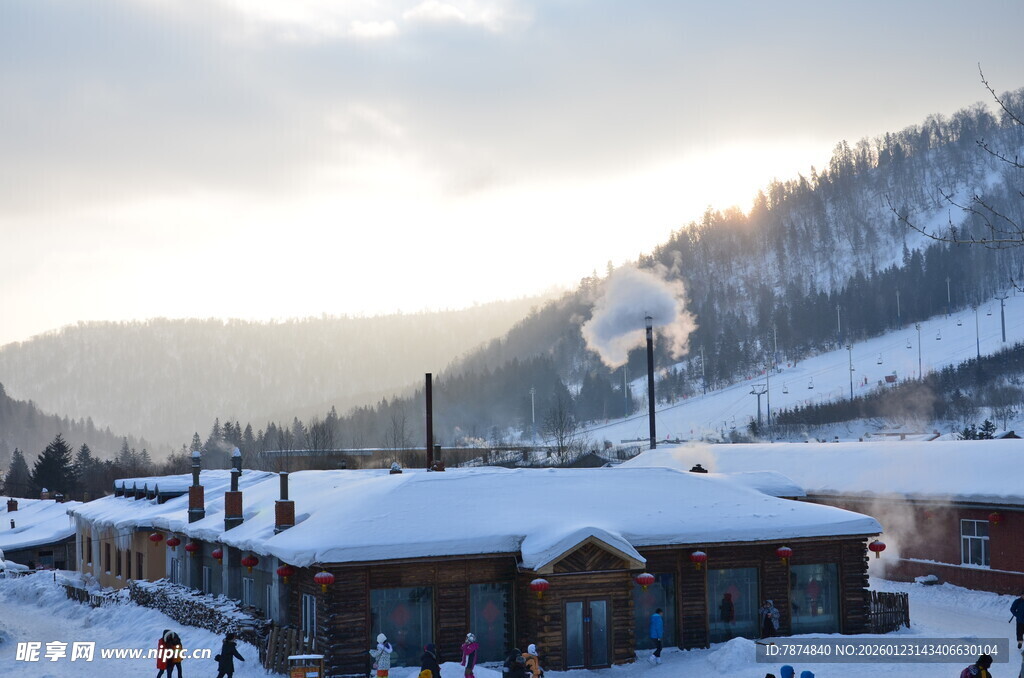 冬日雪中小镇温馨景象