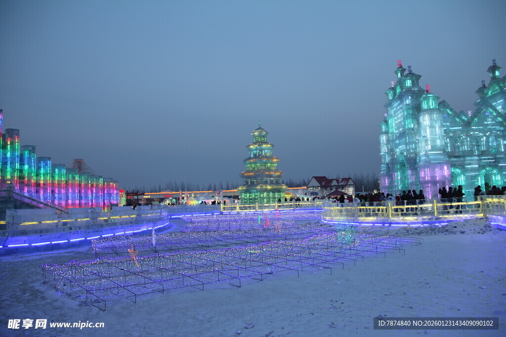 冰雪幻景中的璀璨建筑