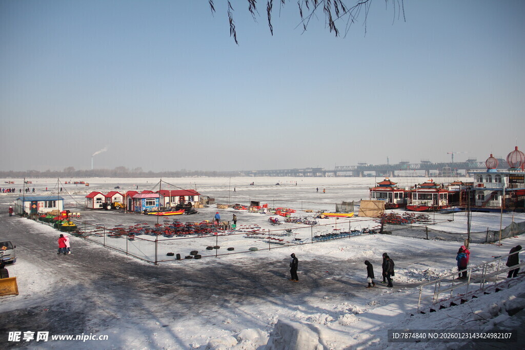 冬日冰面热闹游乐场景