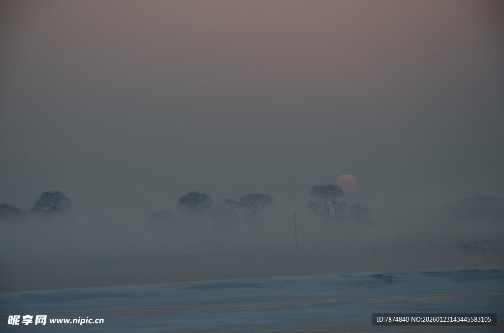 海边朦胧暮色中的模糊景象