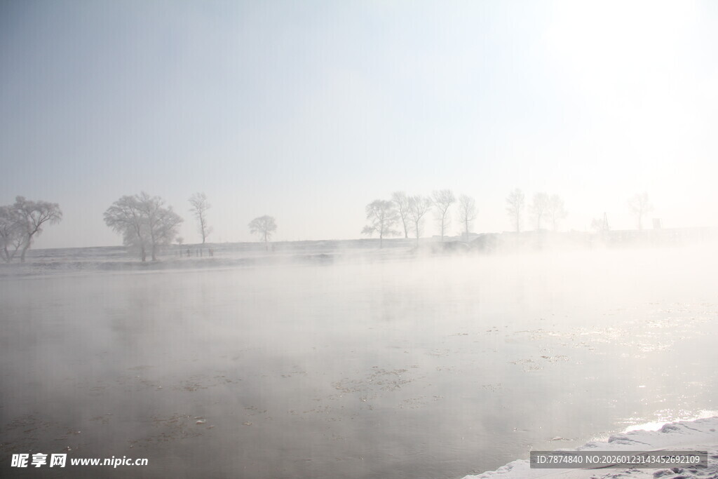 冬日晨雾中的河岸美景