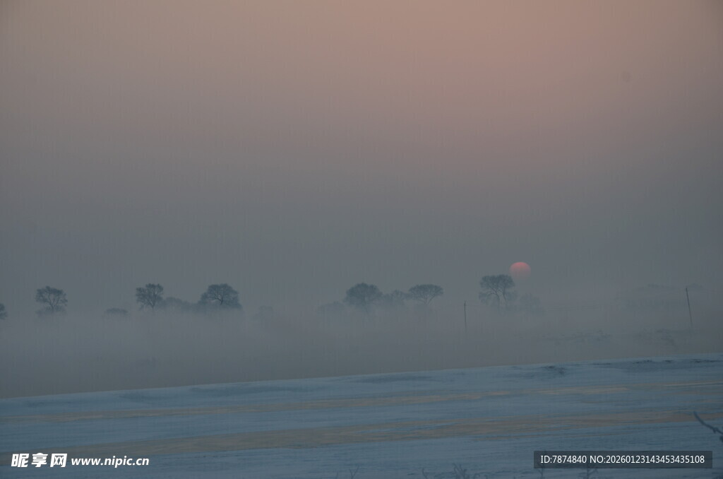 沙漠中朦胧的驼队景象