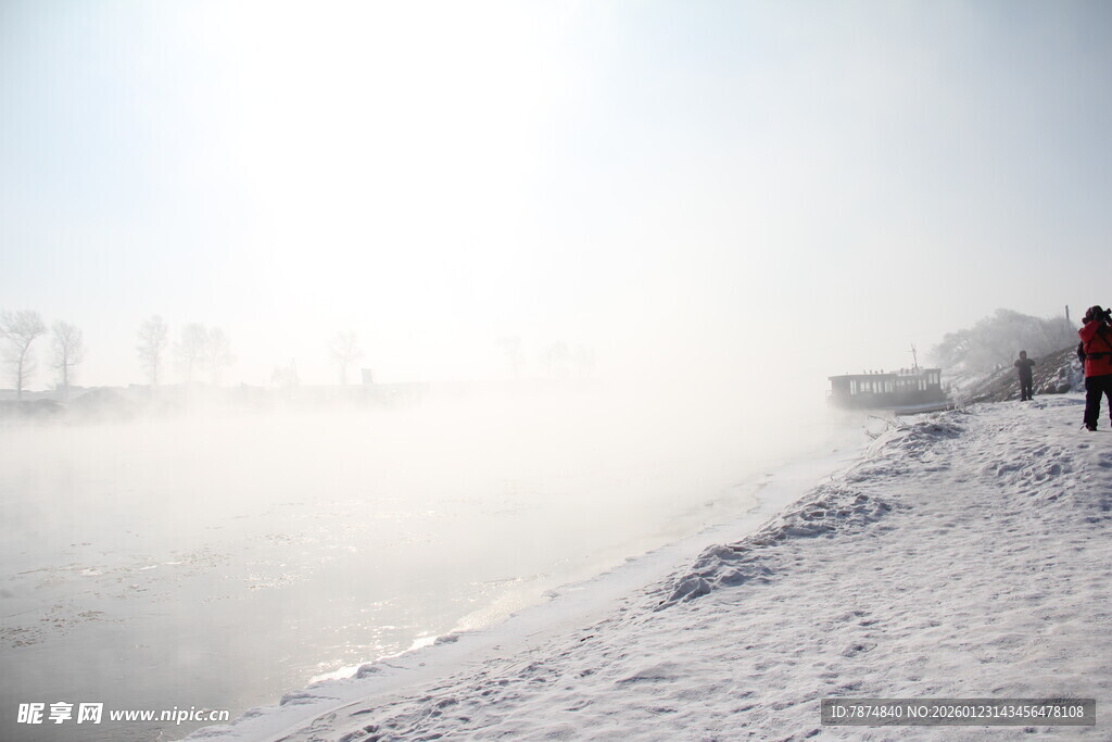 冬日雪岸 一人独立赏景