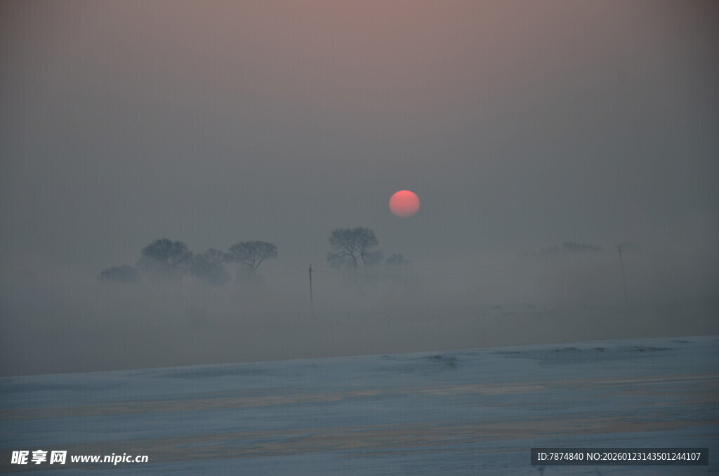 日出时分的朦胧自然景观