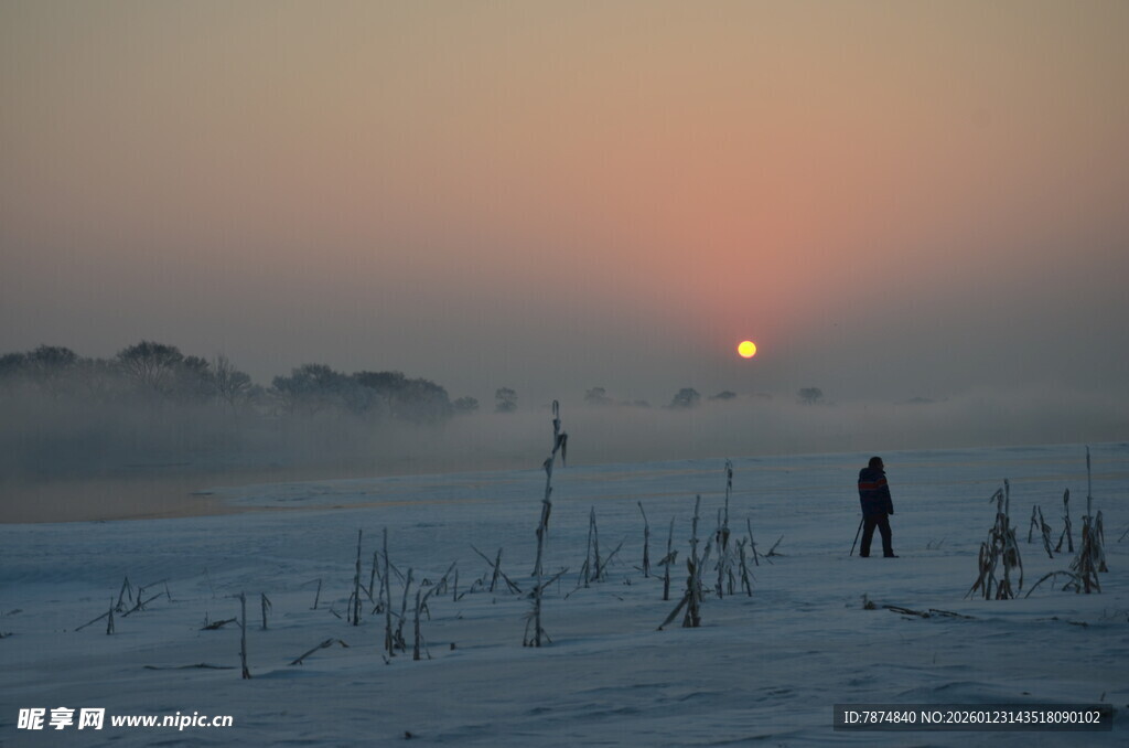 雪地夕阳下的漫步身影