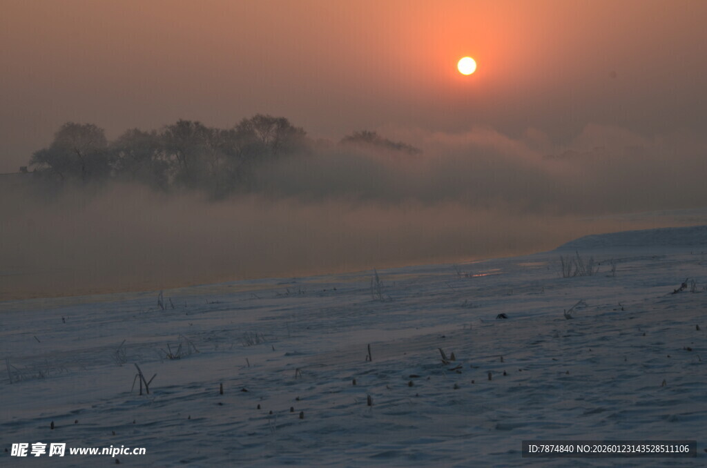 冬日晨雾中的日出美景