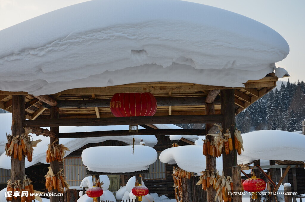 雪覆木屋前的喜庆景象