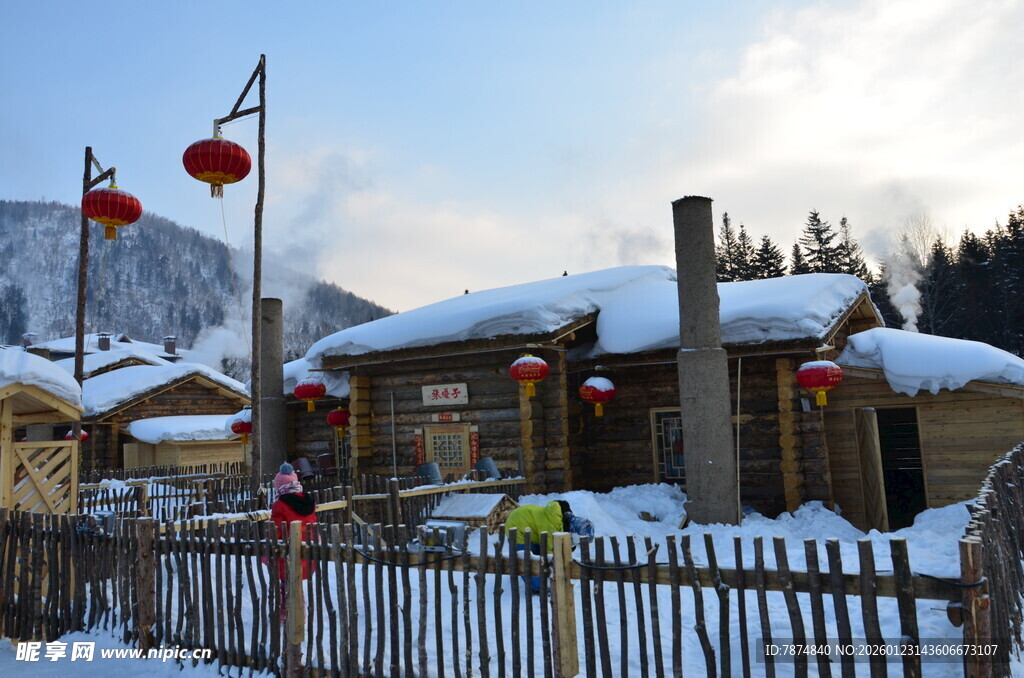 冬日雪中小镇木屋景致