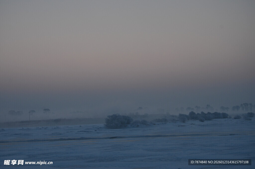 冬日雪地朦胧远景