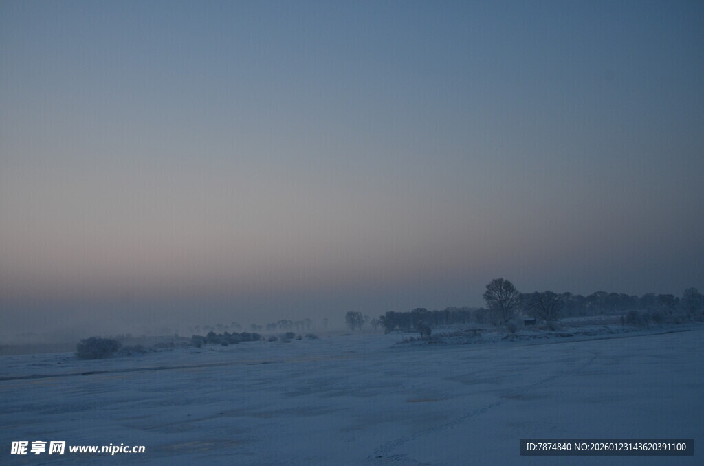 雪地暮色中的静谧景象