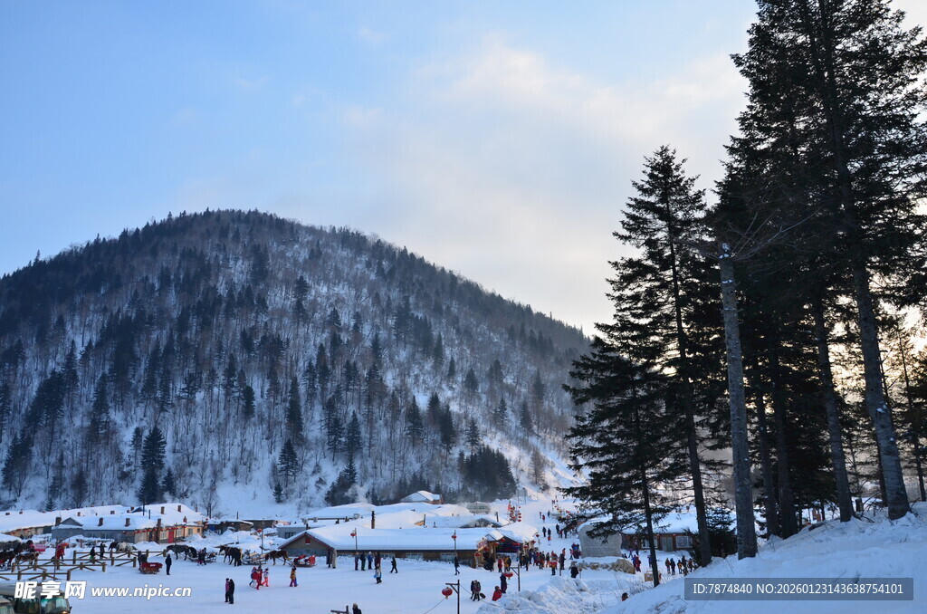 冬日雪山下的热闹滑雪场景
