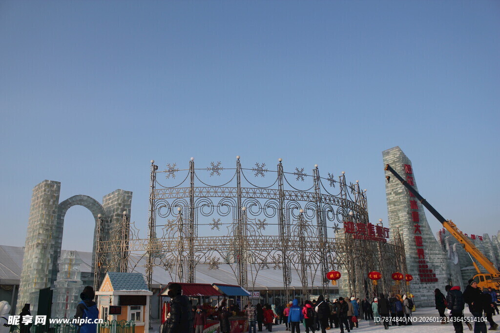 城市广场景观建筑人群