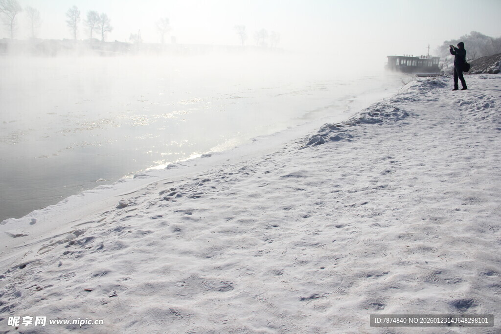 雪后岸边一人独赏江景