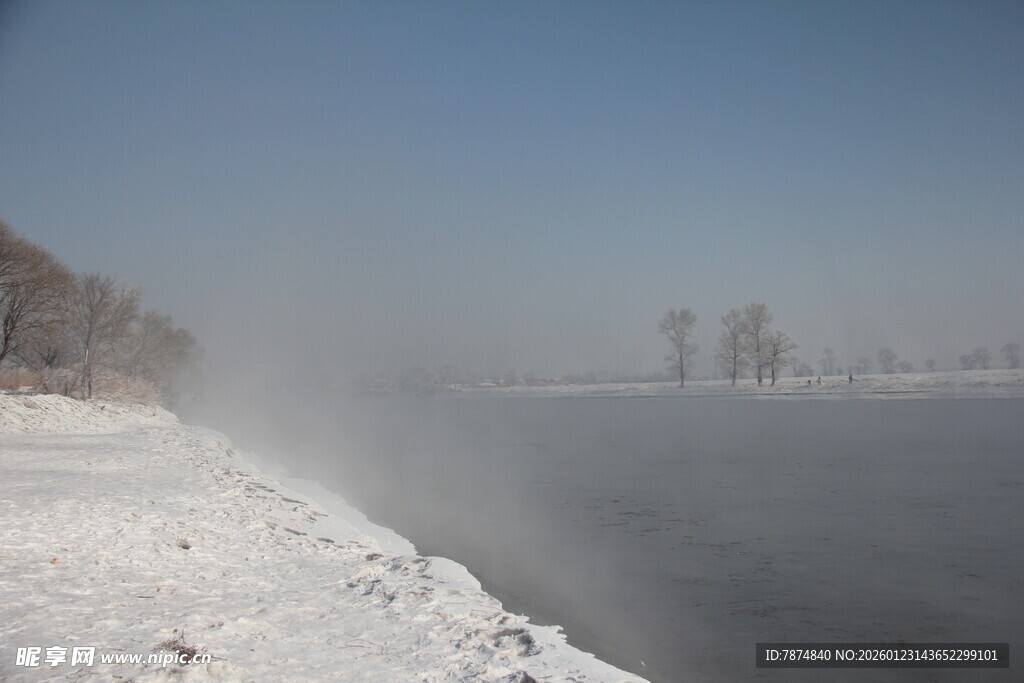 江边雪景 水汽升腾之景