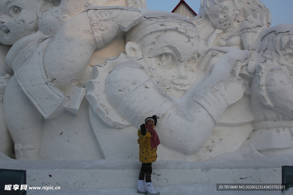 人赏巨型精美雪雕作品