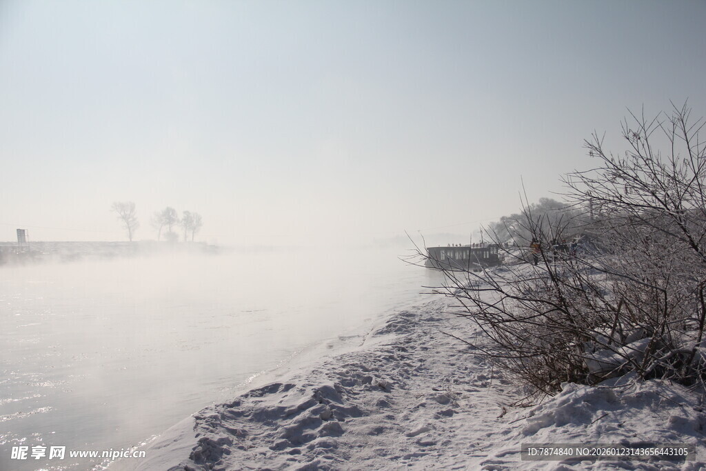 冬日河岸雪景
