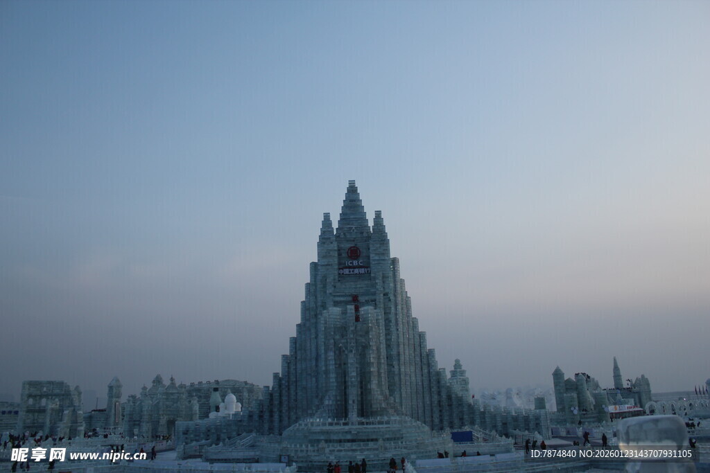 宏伟壮观的尖顶建筑景观