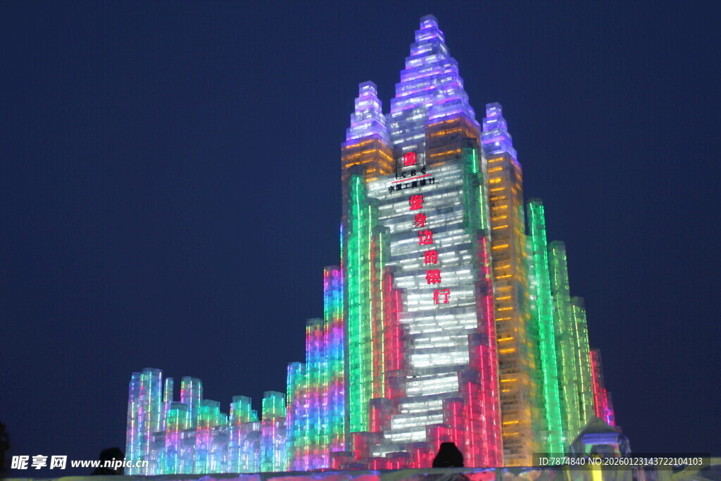 梦幻彩色城堡夜景