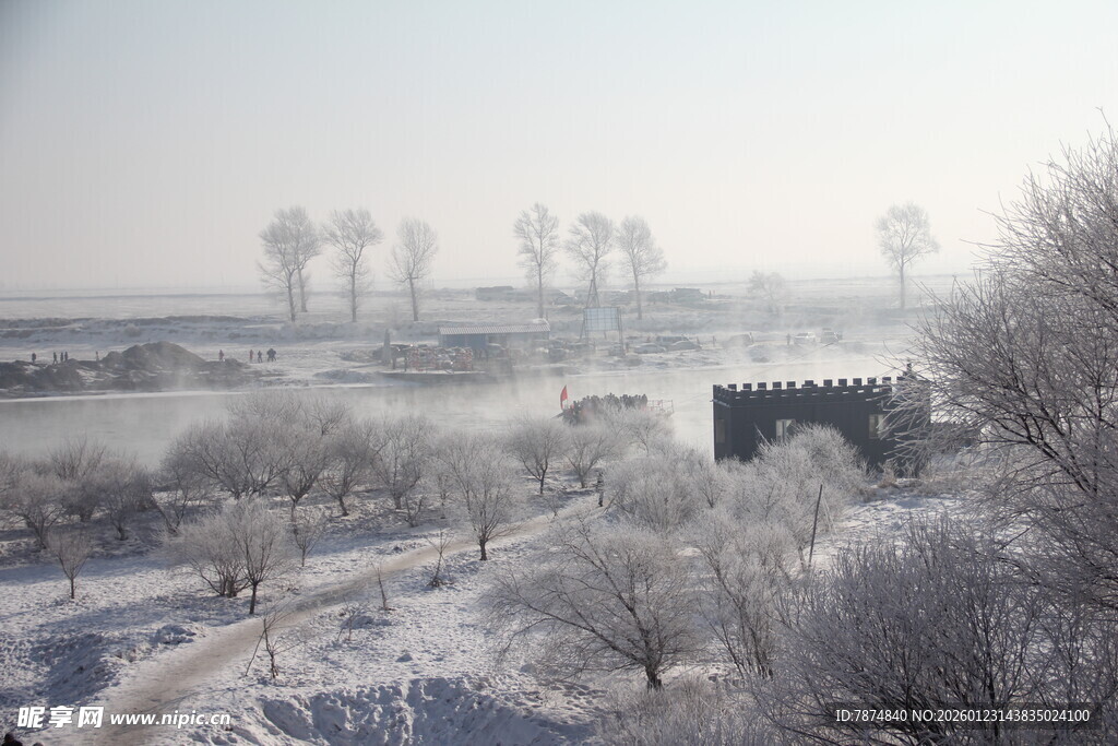 冬日雪景中的静谧村庄