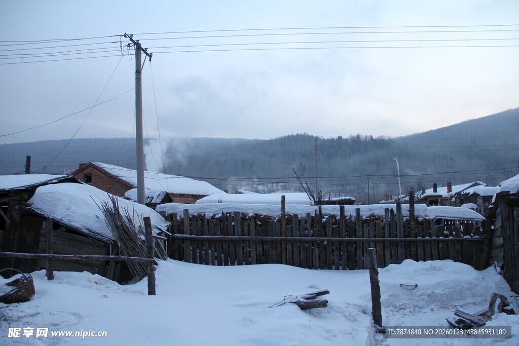 雪覆乡村景象