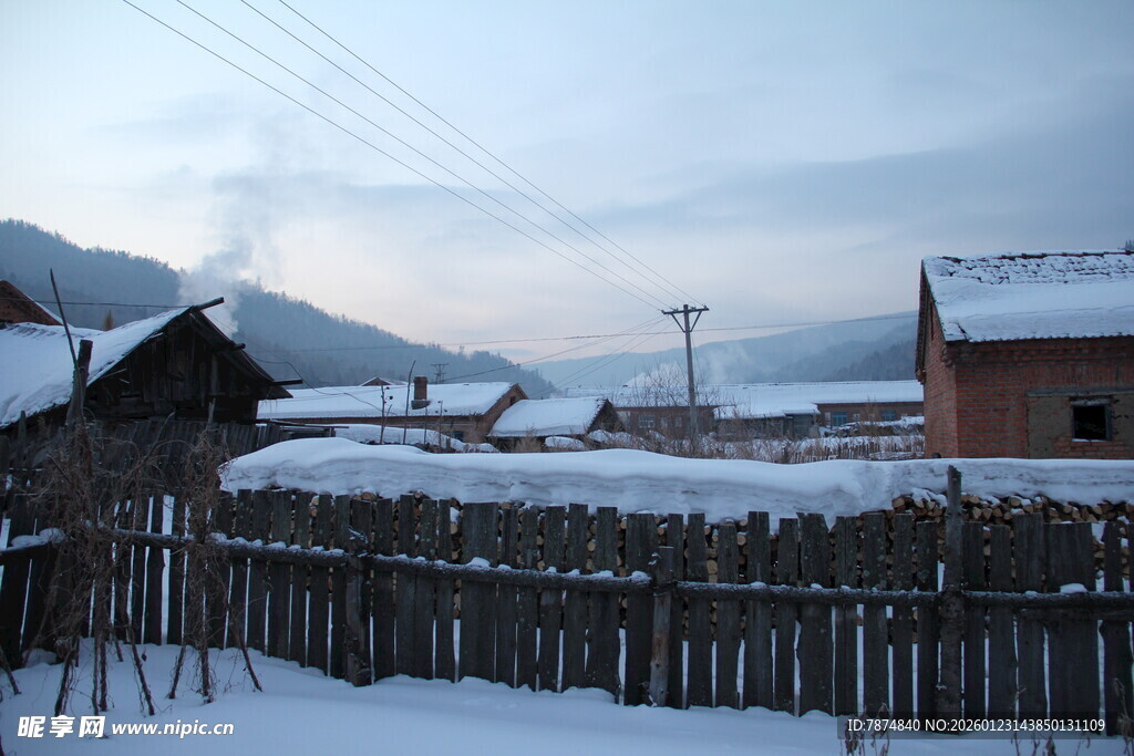 冬日乡村雪景中的木屋围栏