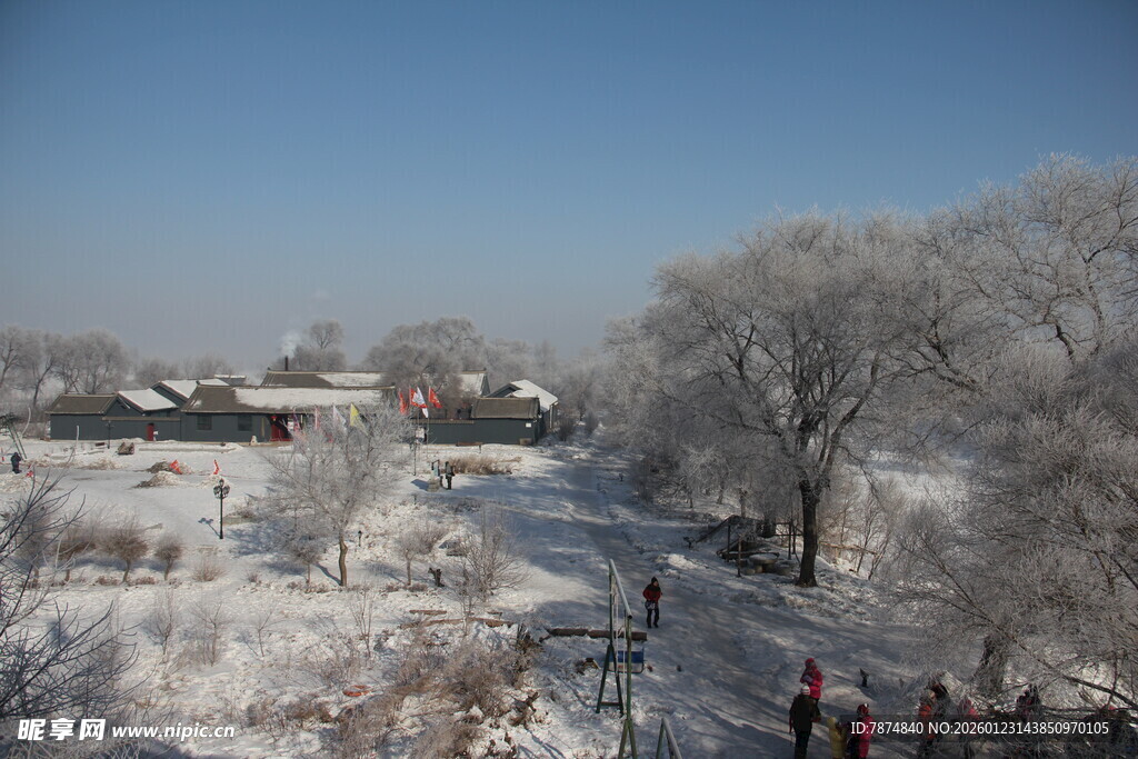 冬日雪景中的静谧村落