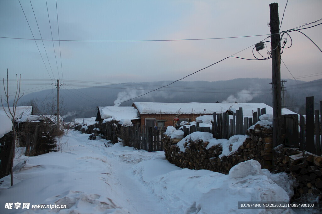 冬日雪乡村落静谧景象