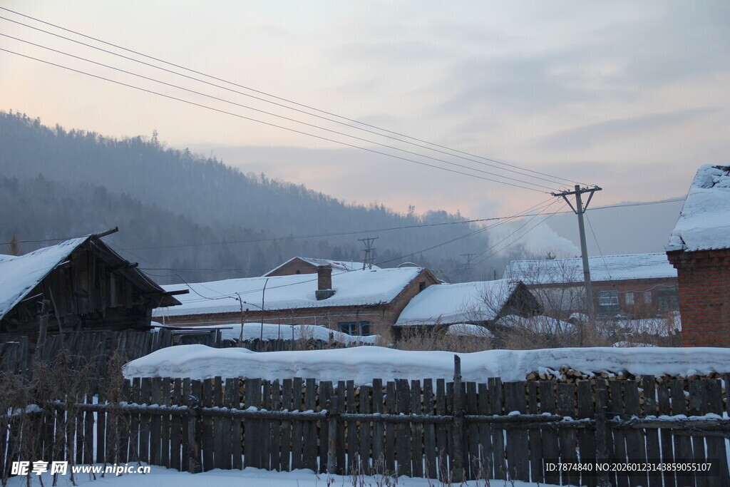 冬日雪覆乡村小屋景象
