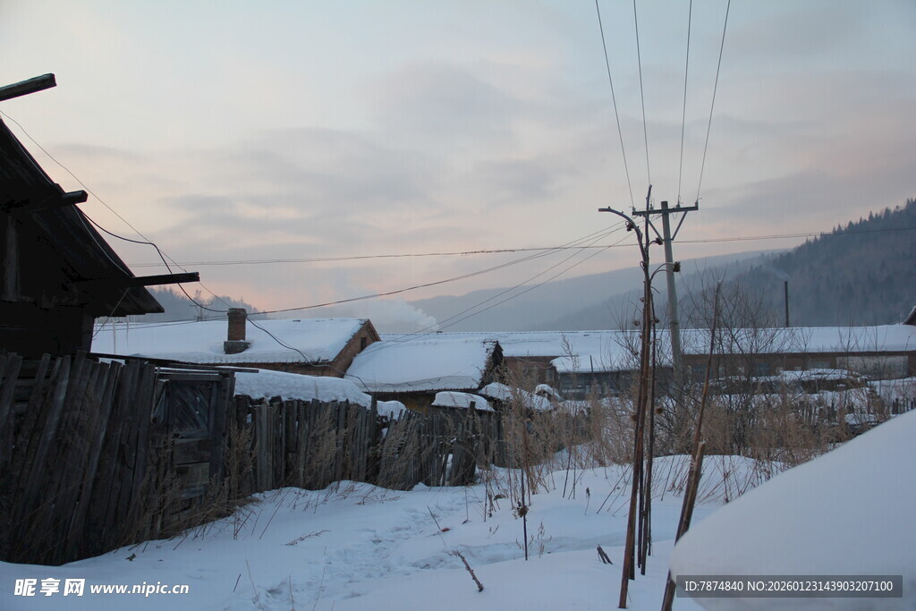 冬日雪覆乡村景象