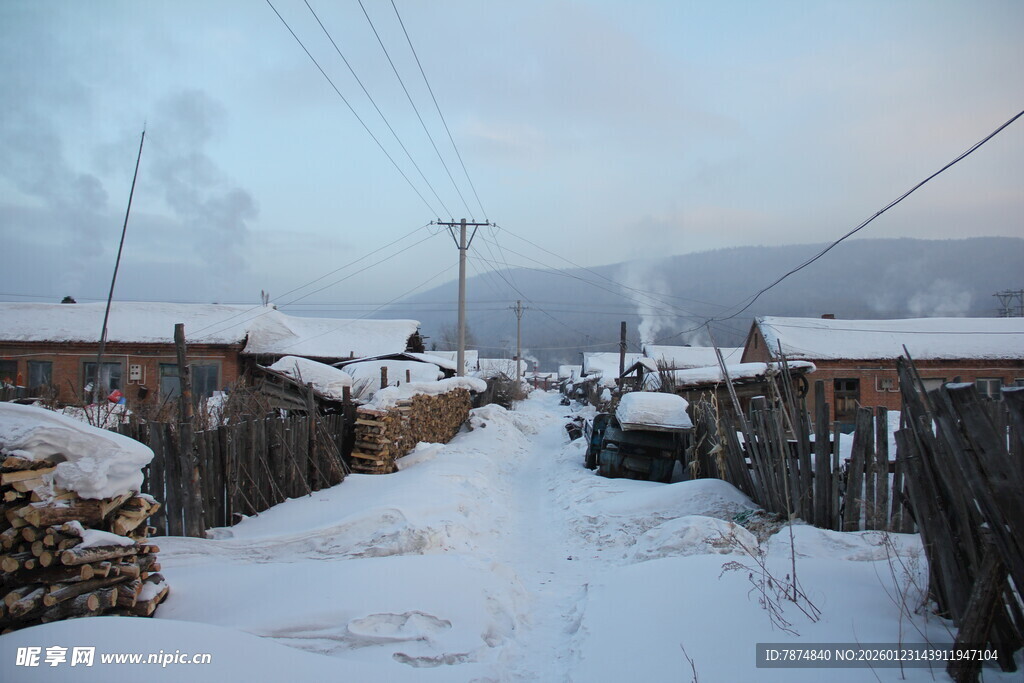 雪覆村落 静谧冬日景象