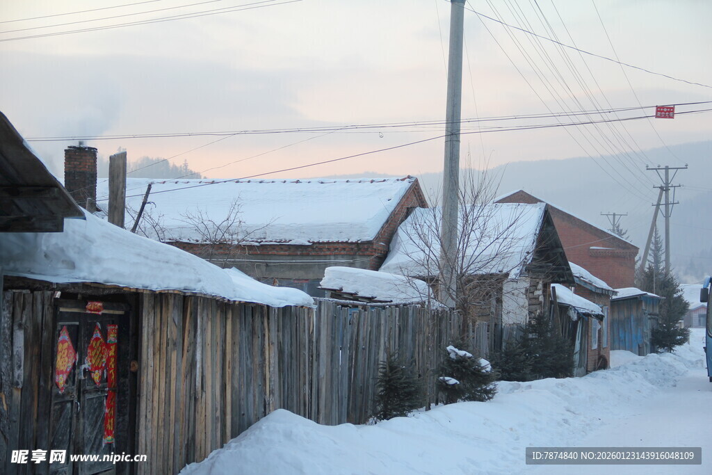 冬日雪中小村庄景象