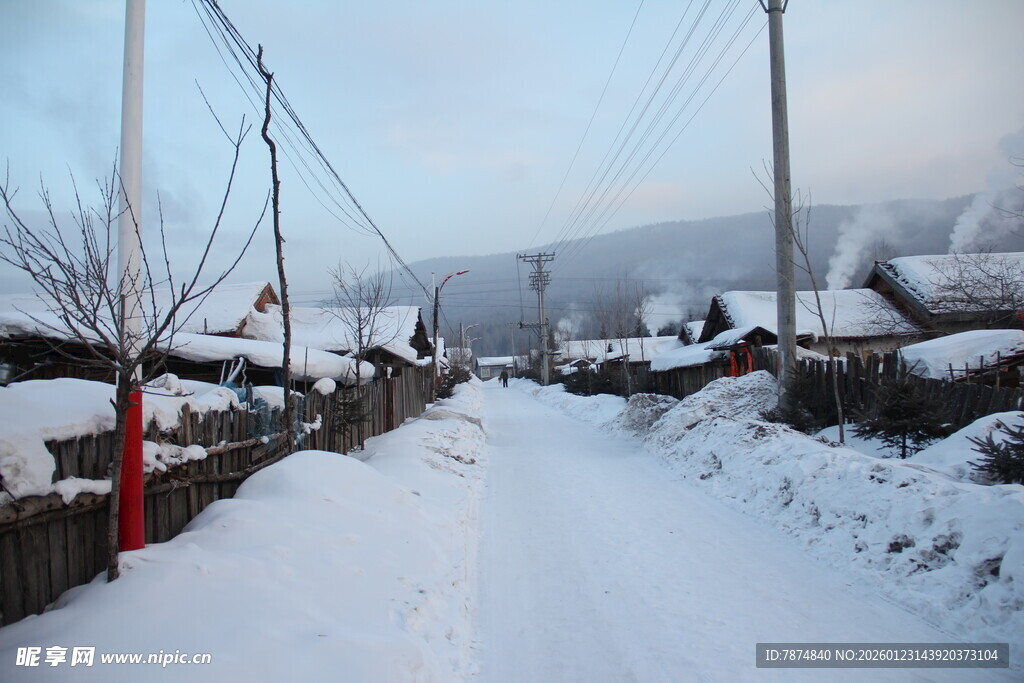 冬日乡村雪景小路
