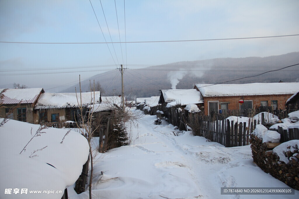 雪覆村落 冬日静谧景象