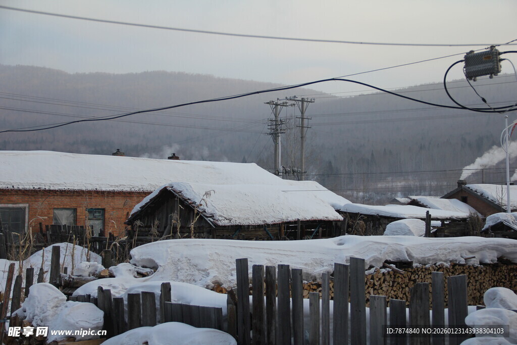 雪覆村庄的宁静冬日景象