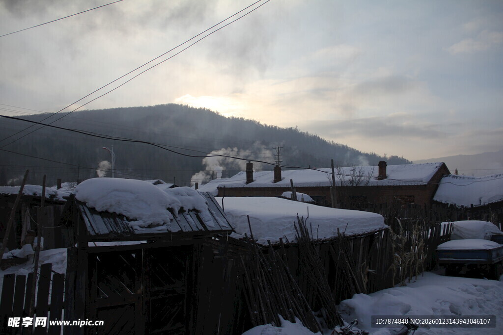 雪覆村庄 冬日静谧景象