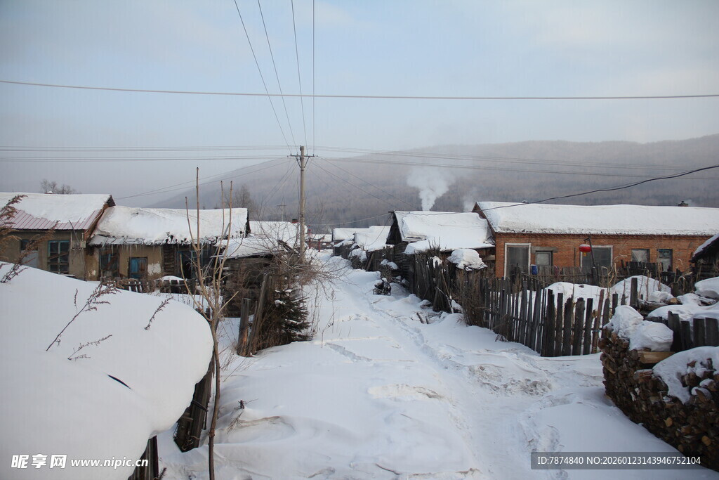 冬日雪覆村庄景象