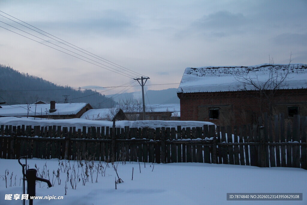雪覆村落 静谧冬日景象