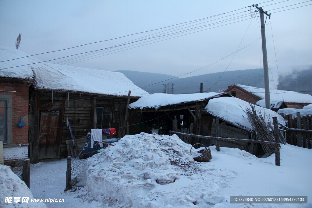 雪覆村庄 静谧冬日景象
