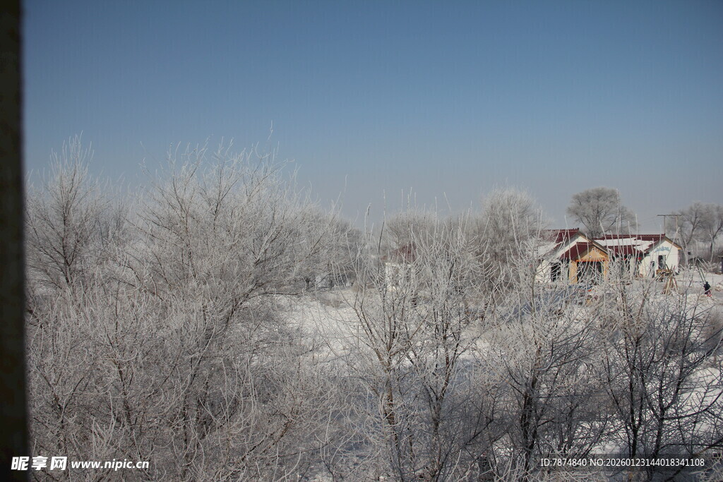 冬日雪景中的静谧村庄