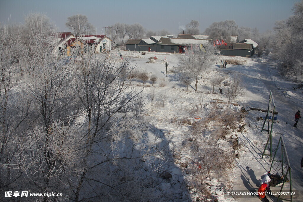 冬日雪景中的村庄景象
