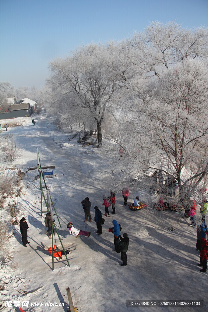 冬日河畔赏景的人群