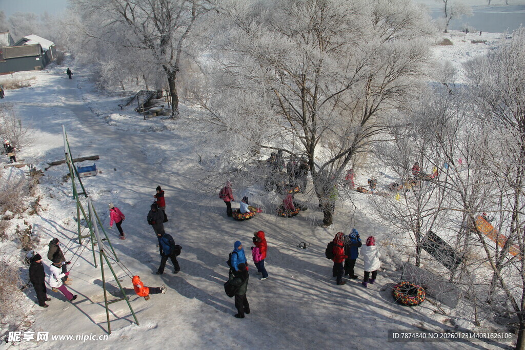 冬日户外人群活动场景