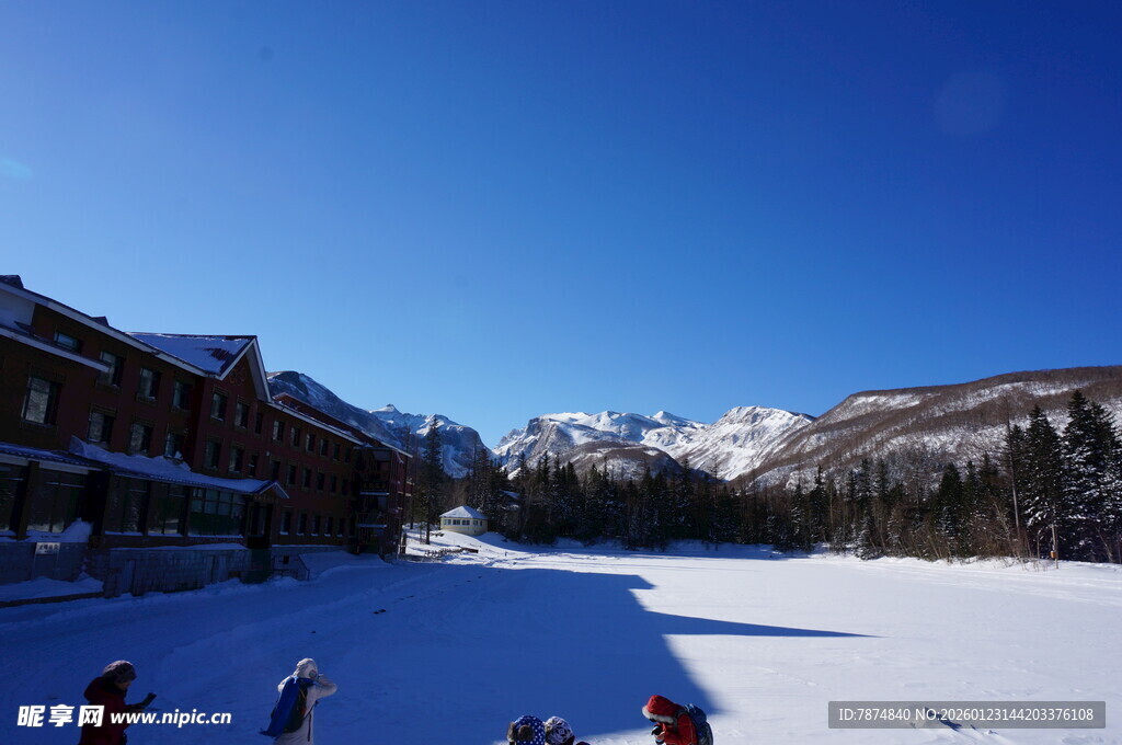 冬日雪山度假村美景