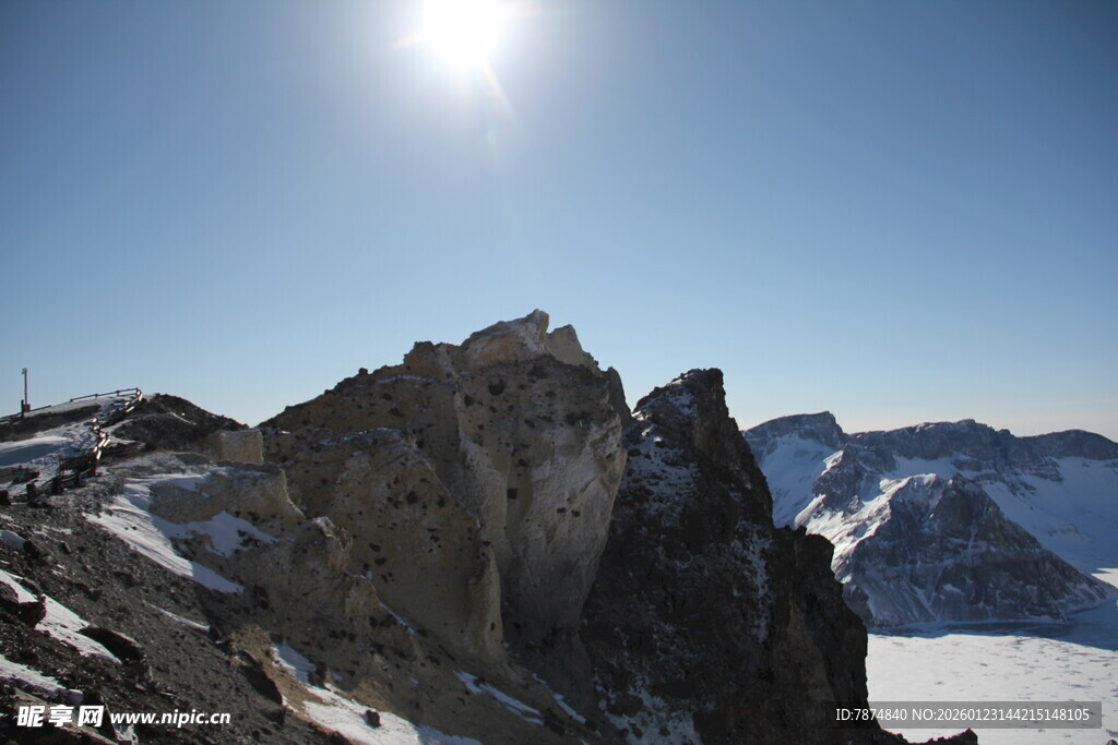 雪山之巅的壮丽日光景观 长白山