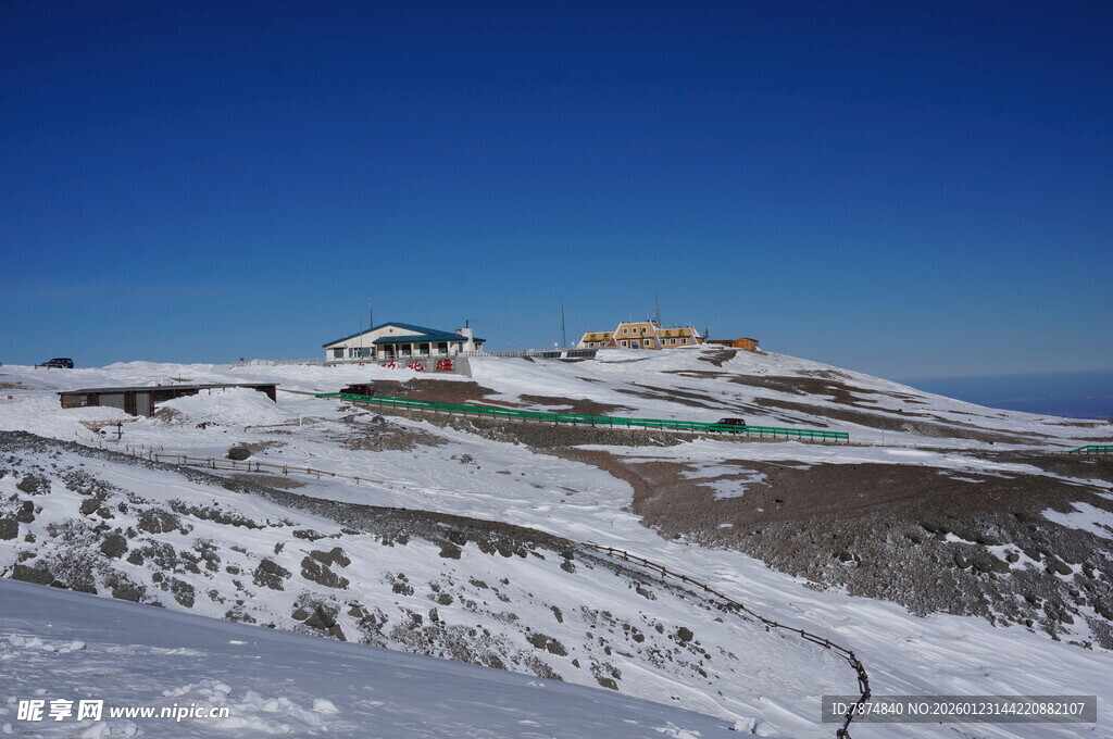 雪山景观 山顶建筑覆雪 长白山