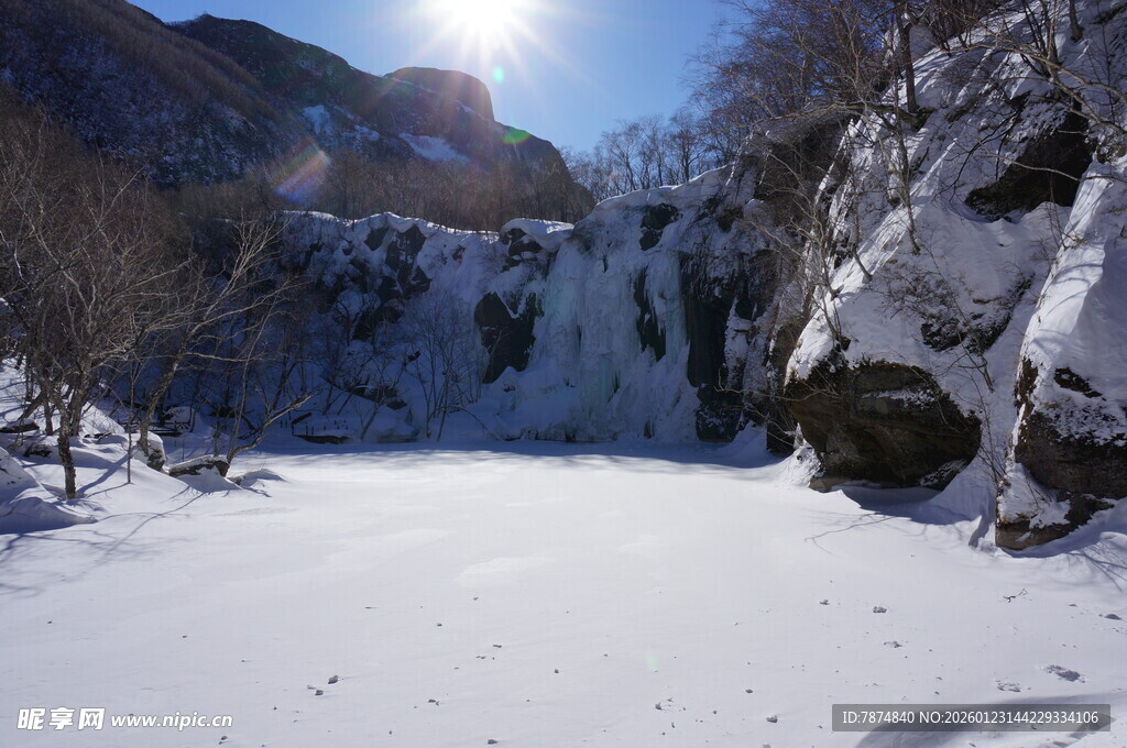 冬日雪景中的壮美瀑布 长白山