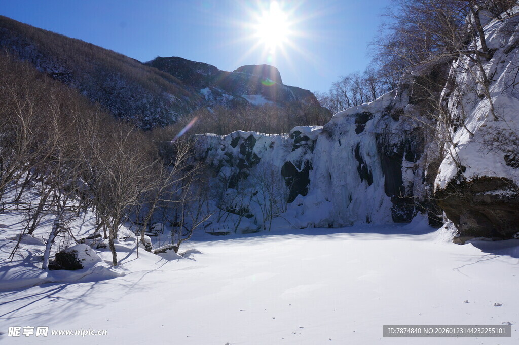 冬日雪景中的山间瀑布 长白山