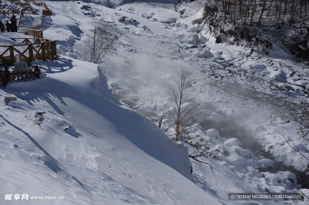 冬日雪景中的山间村落 长白山