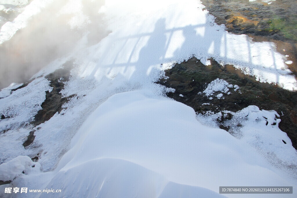 雪覆山景 阳光洒落 长白山